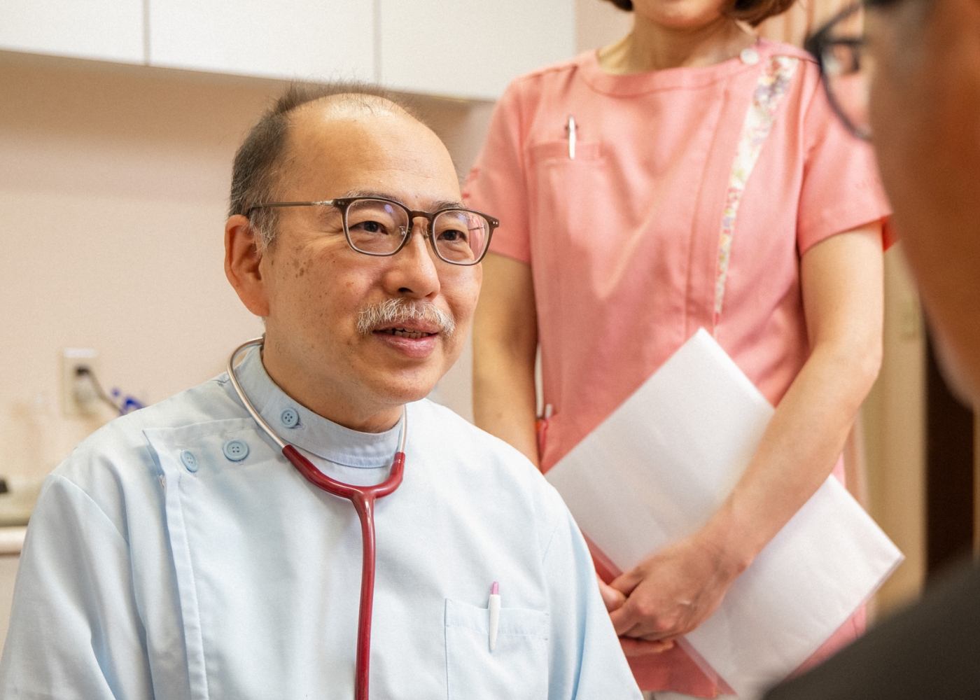 診察中の医師
