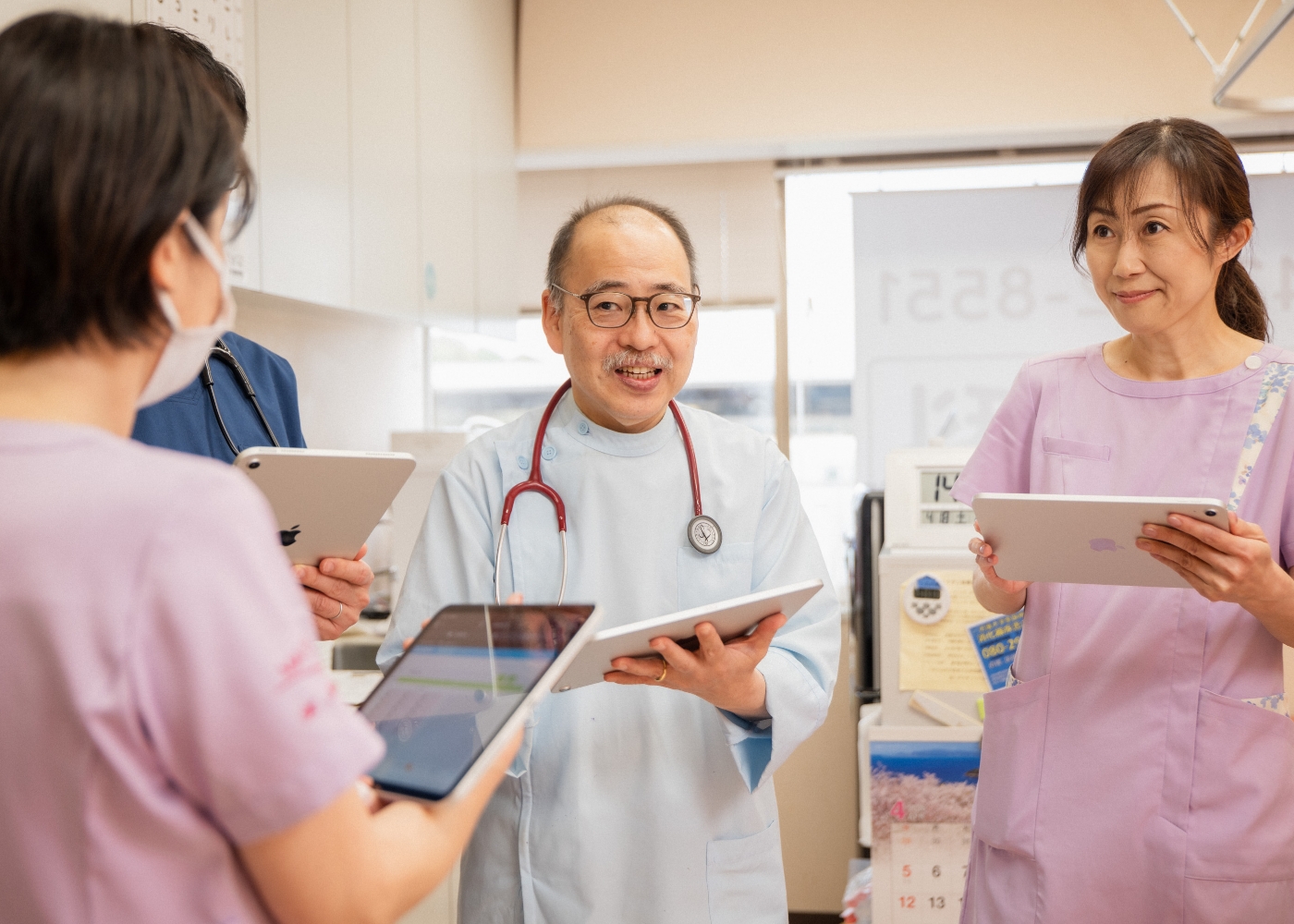 画像を見ながら説明する医師
